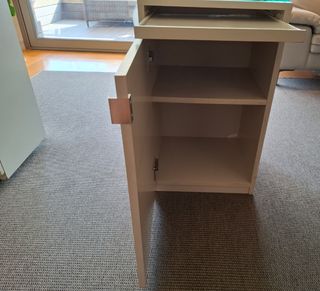 Escritorio de oficina con mesa auxiliar