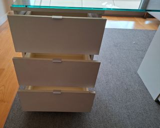 Escritorio de oficina con mesa auxiliar