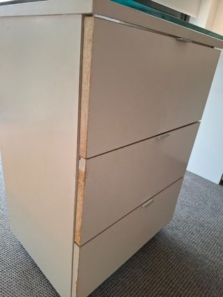 Escritorio de oficina con mesa auxiliar