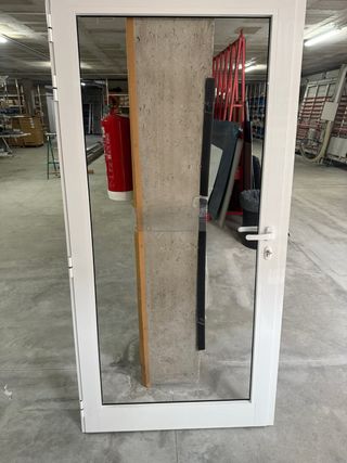 Puerta blanca con cristal