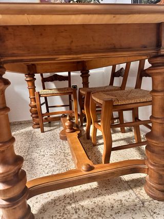 Mesa de comedor y 6 sillas de madera