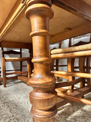 Mesa de comedor y 6 sillas de madera