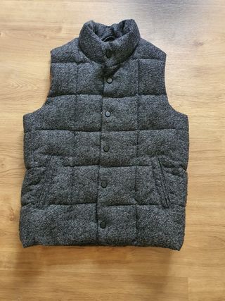 Chaqueta sin mangas gris talla 9-10 años.