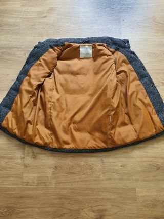 Chaqueta sin mangas gris talla 9-10 años.