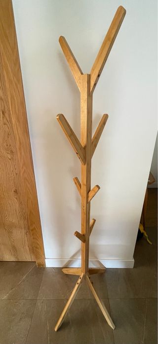 Perchero de pie de madera nuevo