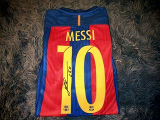 Camiseta de fútbol firmada y originate de varios 