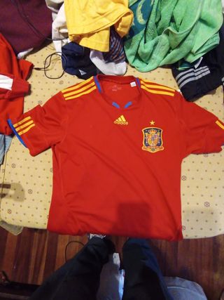Camiseta de fútbol firmada y originate de varios 