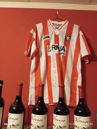 Camiseta de fútbol firmada y originate de varios 