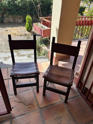 Conjunto de 9 sillas castellanas de cuero y madera