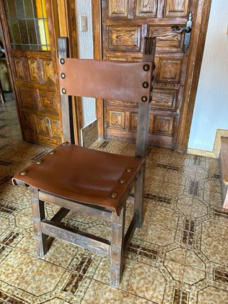 Conjunto de 9 sillas castellanas de cuero y madera