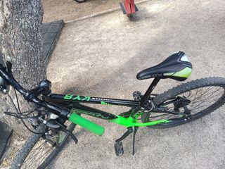 Bicicleta de montaña negra y verde