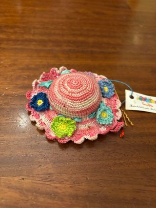 Puntaspilli uncinetto a forma di cappello