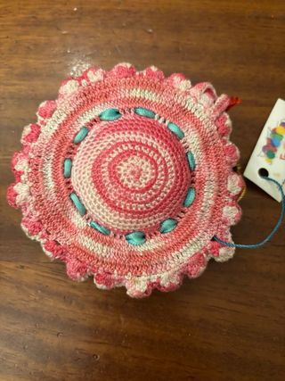 Puntaspilli uncinetto a forma di cappello