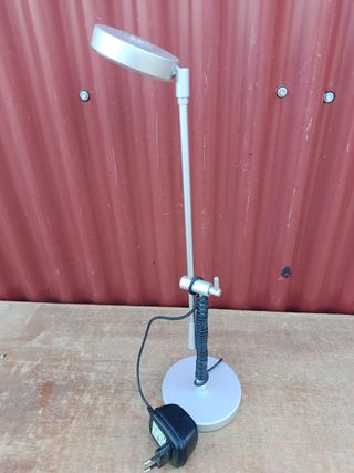 Lámpara de mesa LED plateada