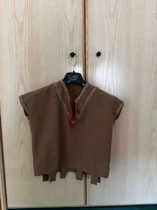 Traje medieval marrón con detalles dorados