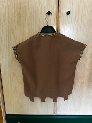 Traje medieval marrón con detalles dorados