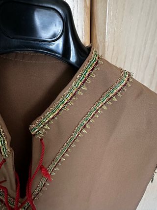 Traje medieval marrón con detalles dorados