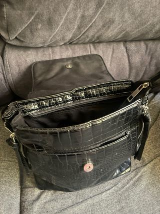 Mochila negra efecto piel cocodrilo