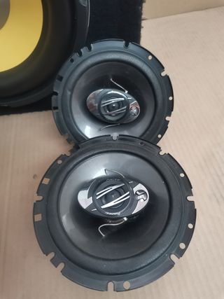 Subwoofer y altavoces