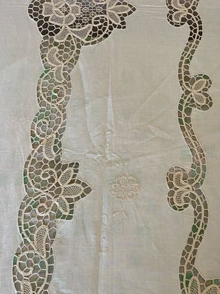Copriletto in lino con applicazioni Burano