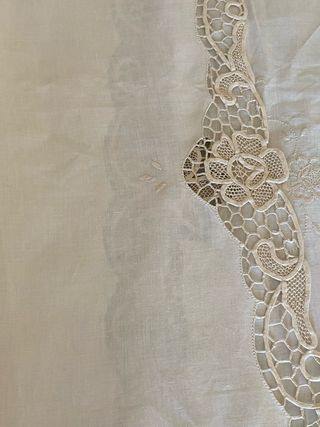 Copriletto in lino con applicazioni Burano