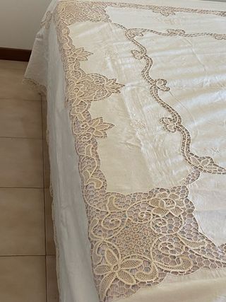 Copriletto in lino con applicazioni Burano