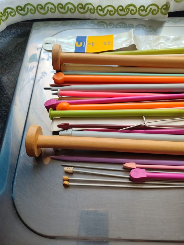 Agujas de tejer de madera y metal