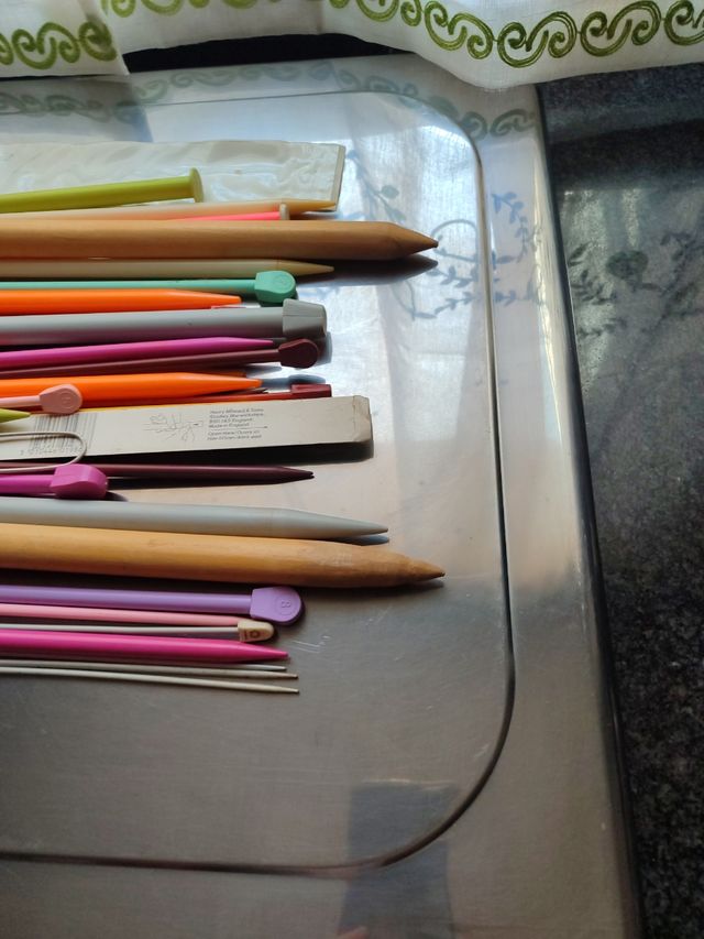 Agujas de tejer de madera y metal