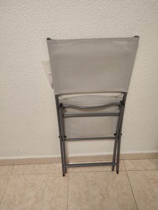 Silla plegable gris y blanca