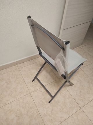 Silla plegable gris y blanca