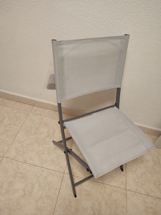 Silla plegable gris y blanca