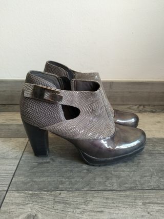 Botín de piel gris talla 39