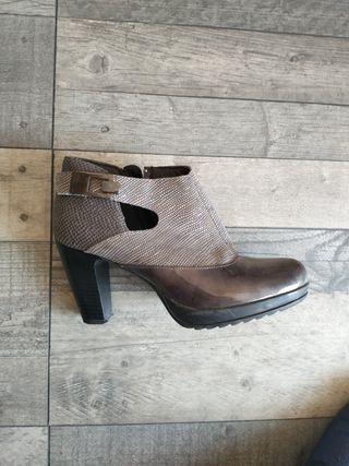 Botín de piel gris talla 39