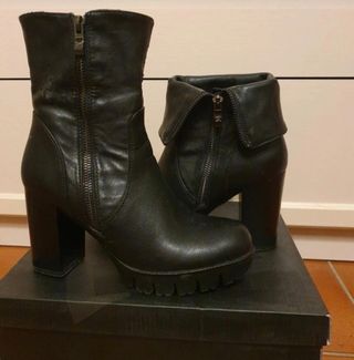 Stivaletti neri con tacco e plateau