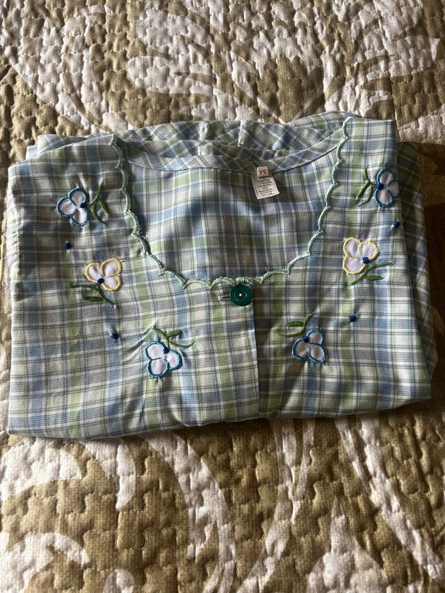 Bata a cuadros azul y verde con flores bordadas