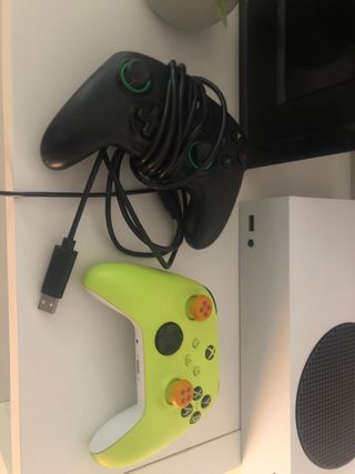 Xbox Series S 512GB + 2 Mandos