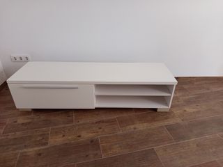 Mueble TV blanco con cajón y estante.
