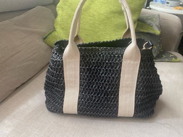 Bolso de rafia negro y beige
