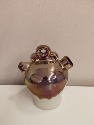 Botijo de cerámica dorado y blanco