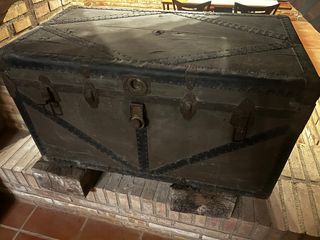 Baúl muy antiguo de madera y metal. 