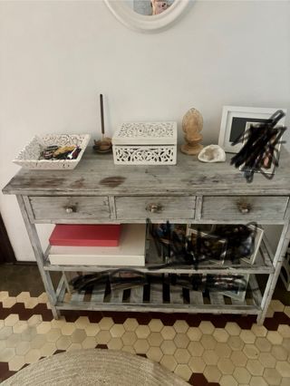 Recibidor de madera gris y blanco