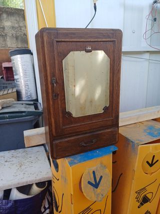 Pequeño botiquín antiguo de madera