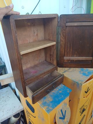 Pequeño botiquín antiguo de madera