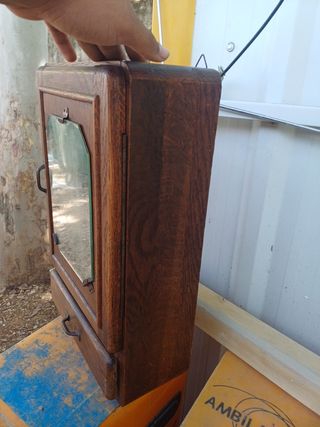 Pequeño botiquín antiguo de madera