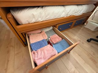 Cama nido con escritorio.