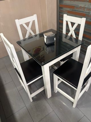 Mesas y sillas de madera 