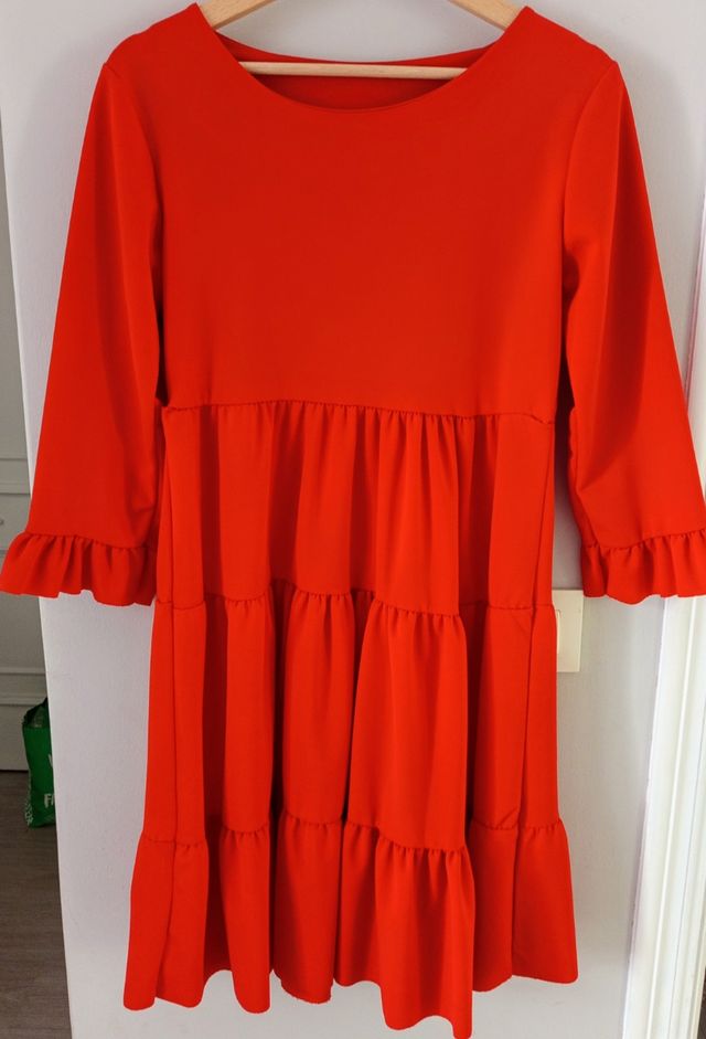 Vestido rojo de entretiempo con volantes