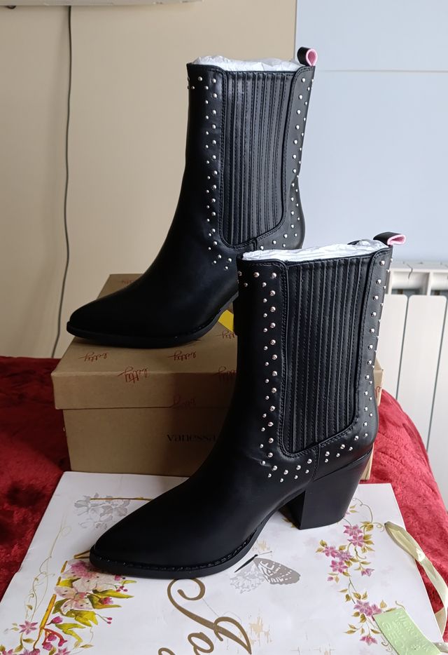 Botines Chelsea Negros Talla 38 con Tachuelas