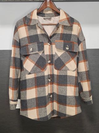 Abrigo de cuadros beige y gris