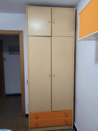 Armario infantil y estantería urge vender